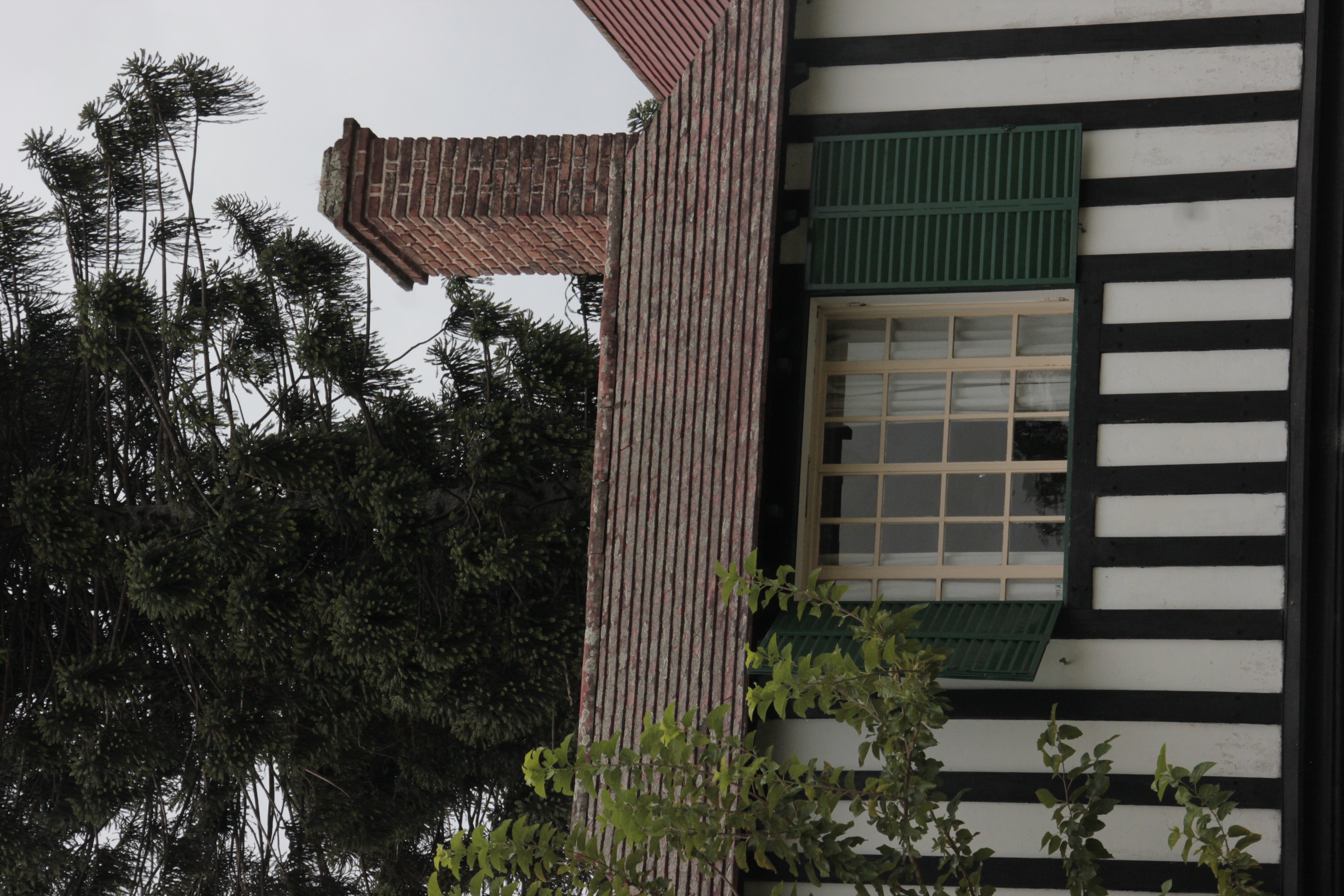 Detalle — ventana y chimenea de ladrillo
