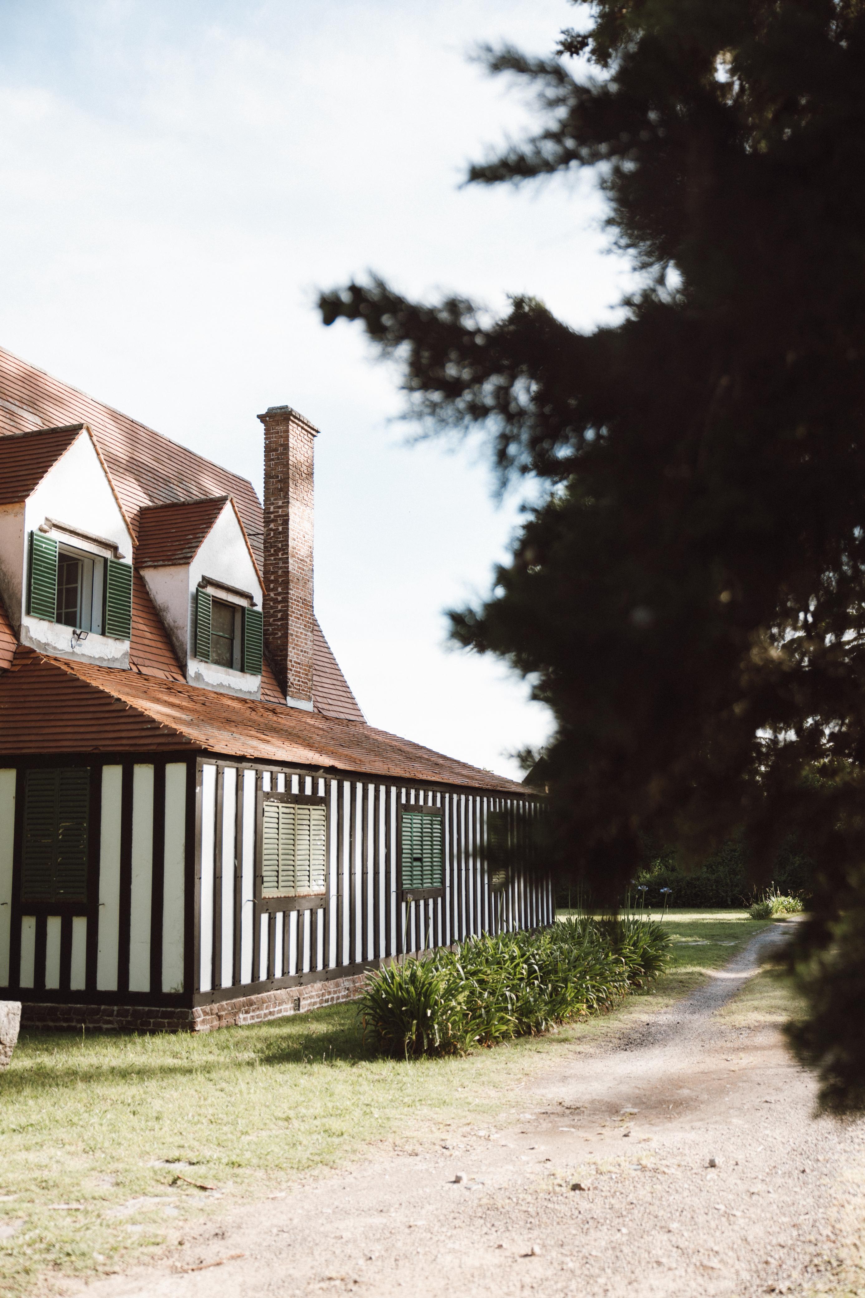 Lateral — galería de ventanas y sendero