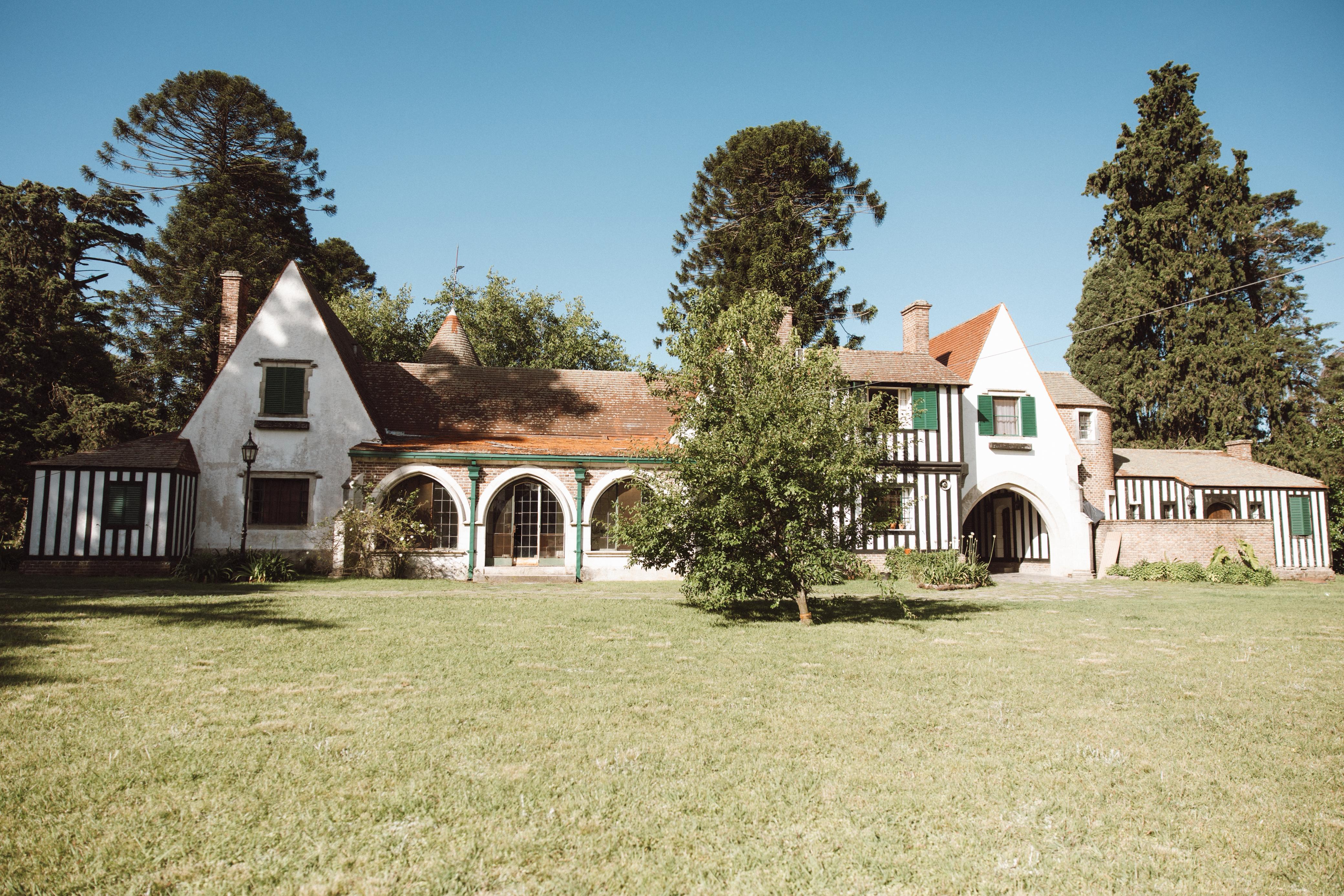 Fachada frontal — día soleado