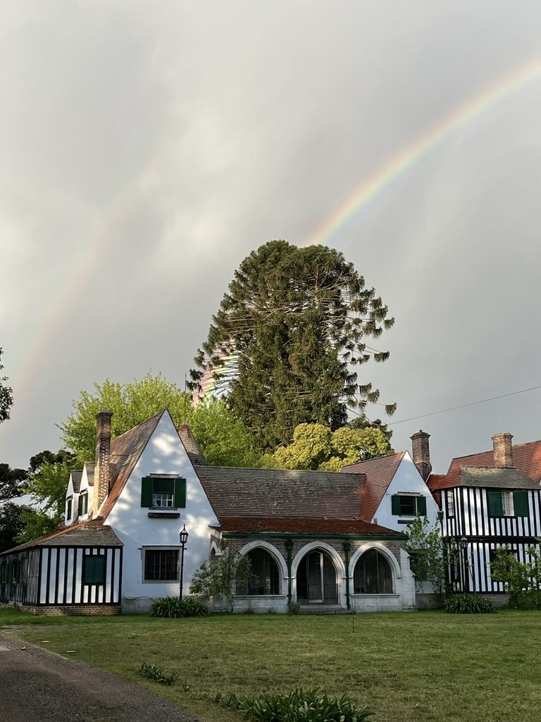 La Casona — atardecer con arcoíris