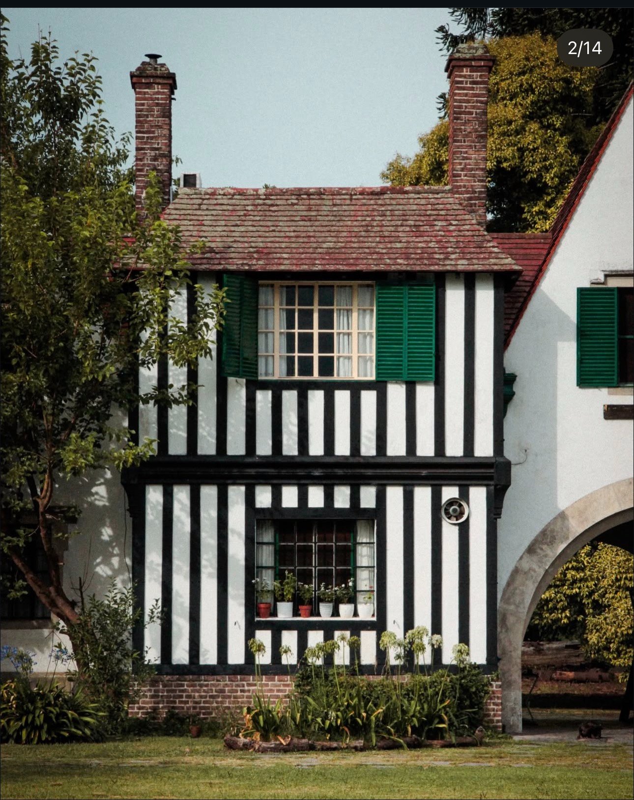 Fachada Tudor — detalle de ventanas