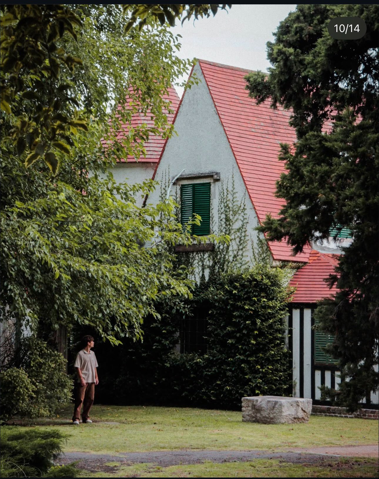 Fachada entre árboles