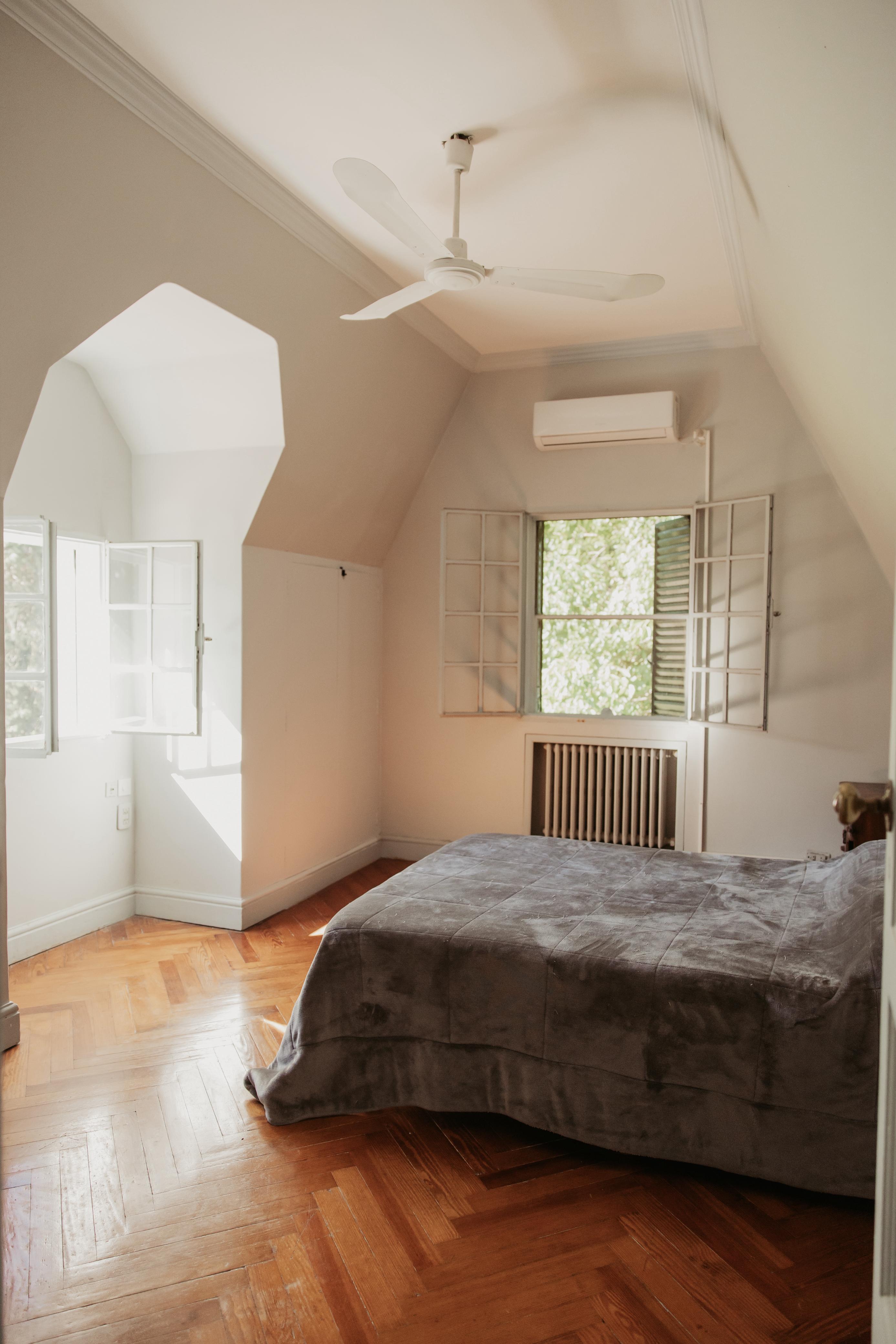Dormitorio — parquet y arco