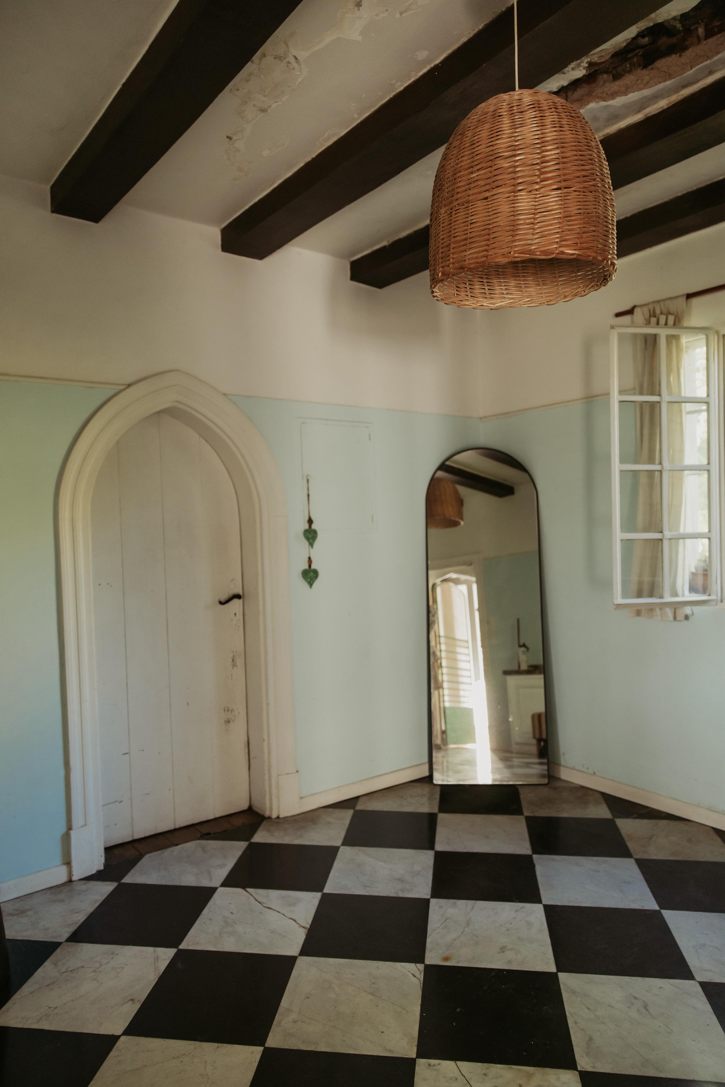 Hall — piso damero y arco de época