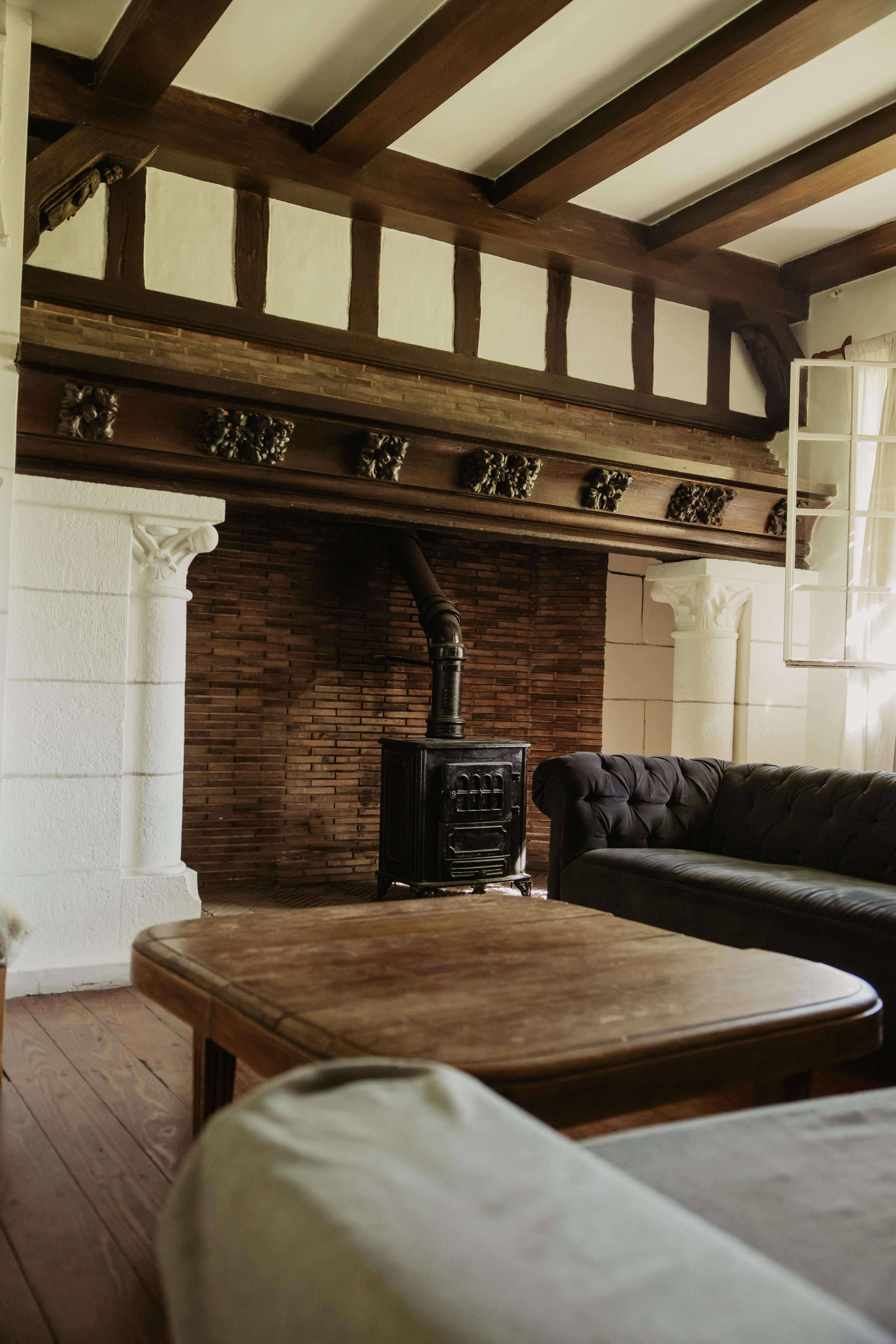 El Salón — vigas de madera y estufa de hierro