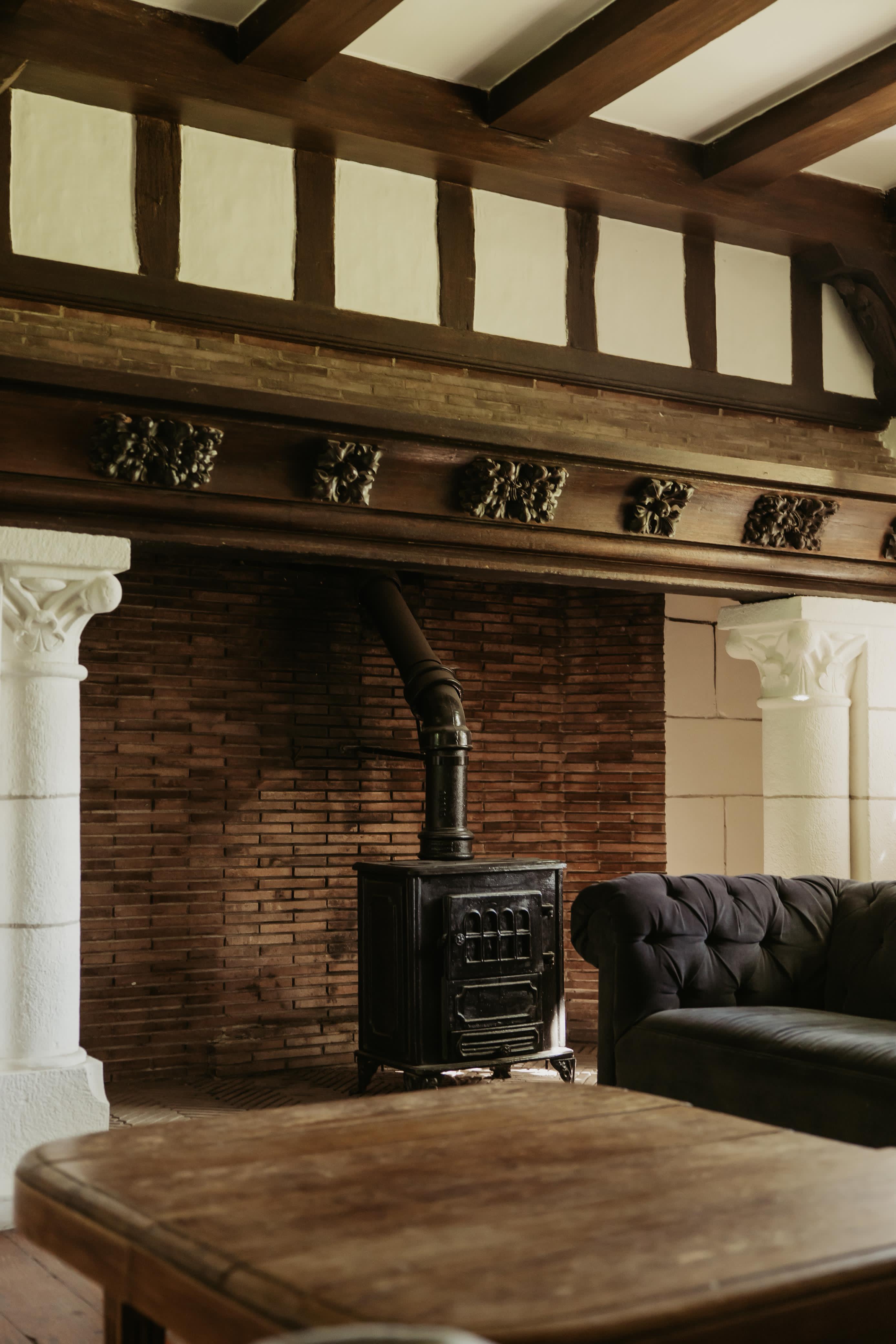 Salón principal — chimenea de ladrillo